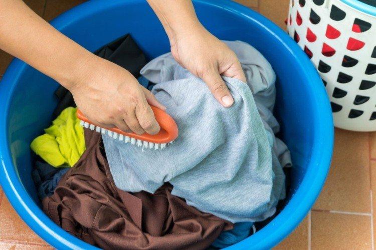 8 façons efficaces d'éliminer les taches de poudre sur les vêtements après le lavage