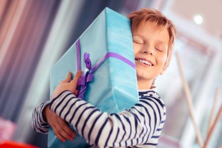 Quoi offrir à un garçon pendant 5 ans : des idées pour les meilleurs cadeaux