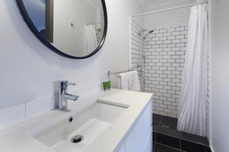 Conception de salle de bain étroite: 65 photos de belles solutions