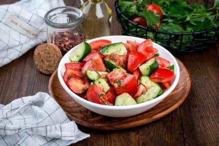 20 salades légères aux concombres et tomates pour tous les goûts