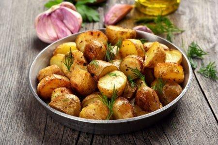 Comment faire cuire de jeunes pommes de terre: 20 des recettes les plus délicieuses
