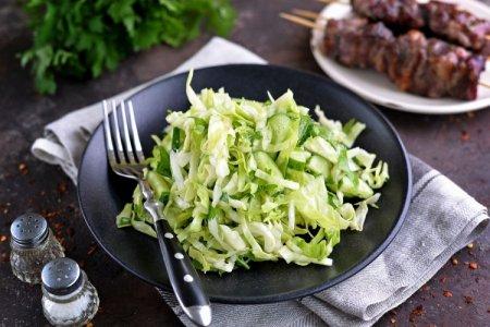 15 salades simples de chou et de concombre frais