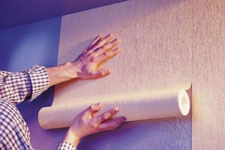 Comment coller du papier peint intissé : instructions et astuces