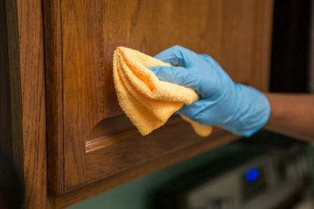 7 façons efficaces de nettoyer la graisse des armoires de cuisine