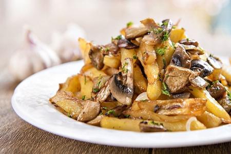 10 recettes de délicieuses pommes de terre aux champignons dans une poêle