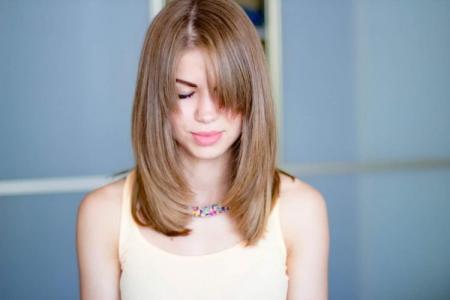 Cascade pour cheveux mi-longs avec frange : 12 idées de coupe de cheveux (photo)