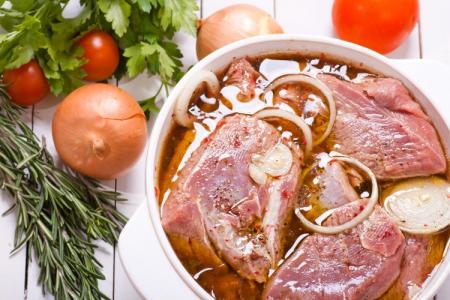 Marinade de brochette de porc : 15 recettes pour rendre la viande tendre et juteuse