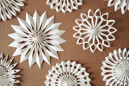 Flocon de neige en papier volumétrique : 8 belles idées DIY (pas à pas)