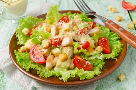 Salade César au poulet et plus : 8 recettes classiques
