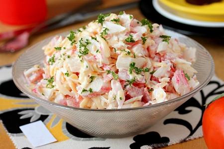 Salade aux bâtonnets de crabe et tomates : 15 délicieuses recettes