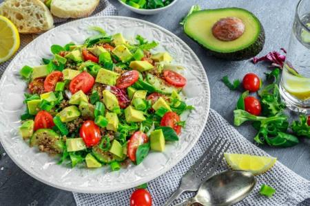 Salades sans mayonnaise sur la table de fête : 20 bonnes recettes