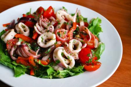 Salades de calamars: 20 des recettes les plus délicieuses et les plus simples