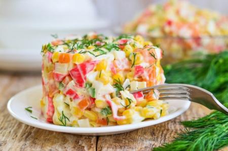 Salades de bâtonnets de crabe : 15 meilleures recettes